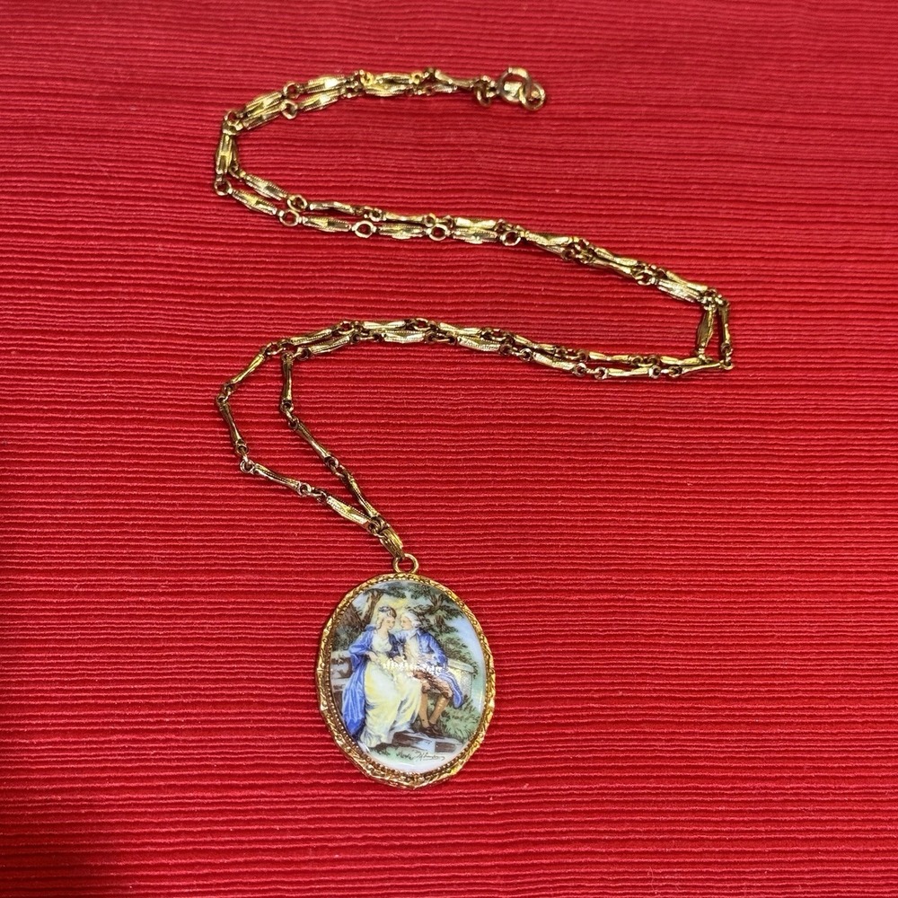 Vintage Courting Scene Pendant Chain Necklace‎ Oval Center Gold Necklace